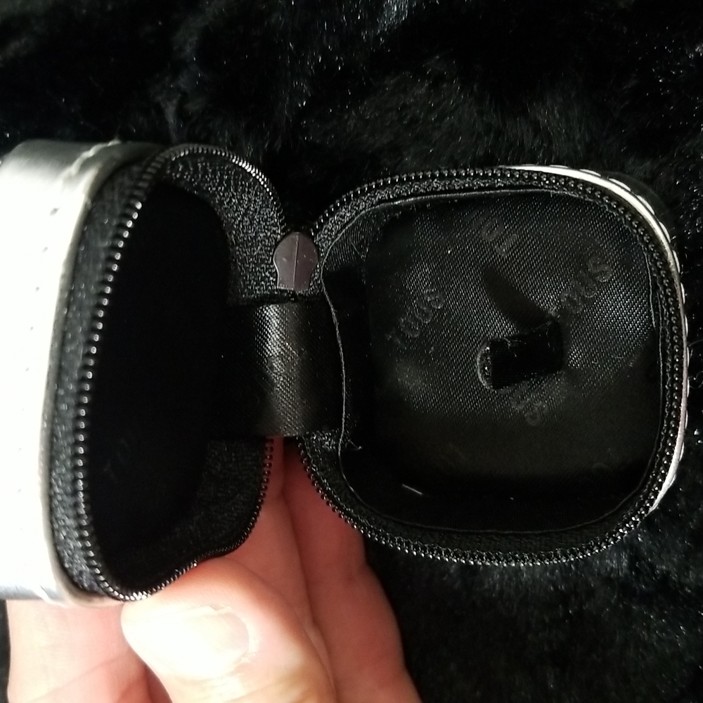 TOUS SILVER ZIP AROUND RING CASE - Picture 3 of 8